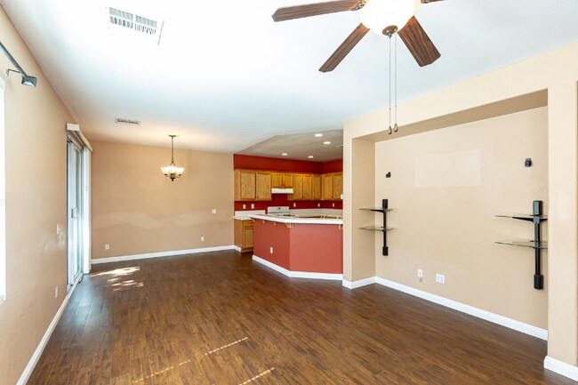 Building Photo - 425 S Meadowbrook Dr