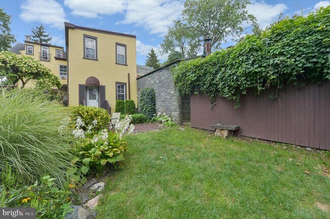 Foto del edificio - 433 W School House Ln