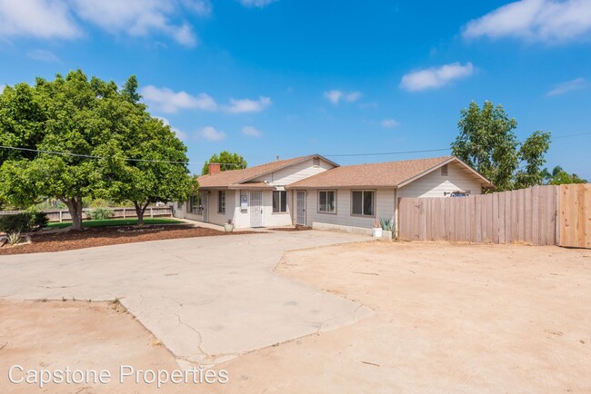 Building Photo - 1456 E Fallbrook St