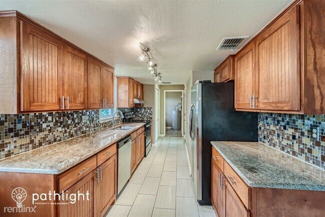 Building Photo - 3 br, 2 bath House - 3403 County Line Road...