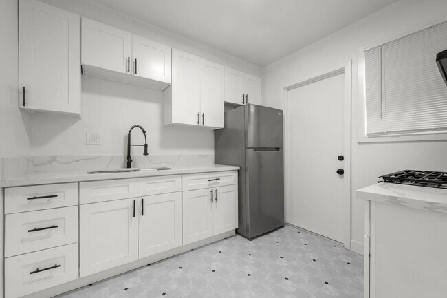 Foto del edificio - 3339 Stocker St W
