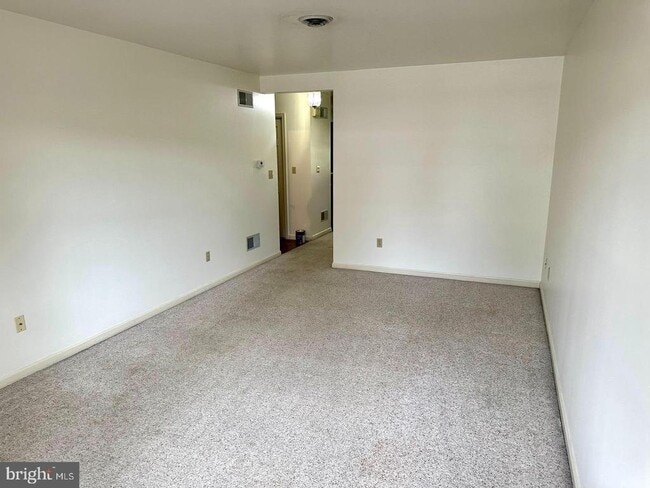 Building Photo - 2363 McCleary Dr