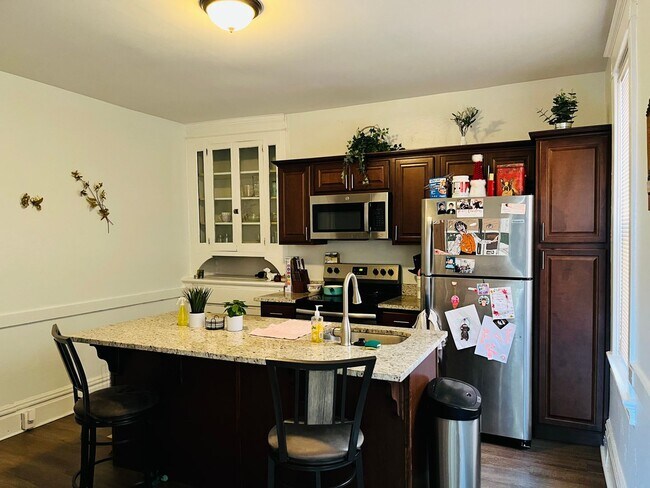 Building Photo - Beautiful 2BR/1BA Townhome in Northside!