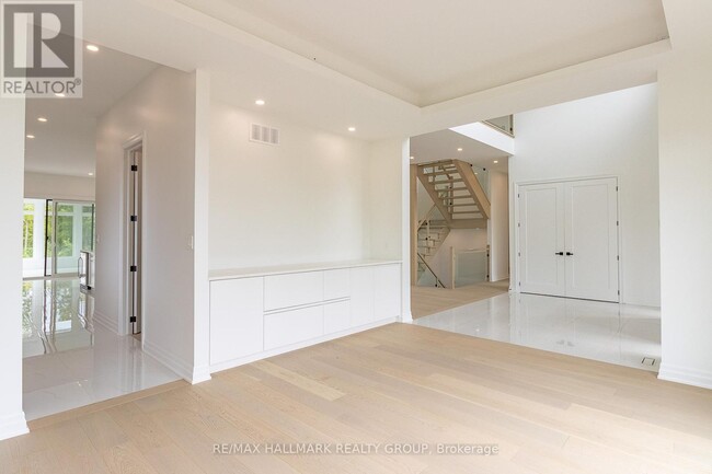 Building Photo - 511 Shoreway Dr
