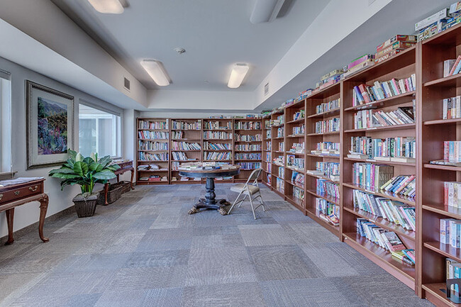 Biblioteca - Vintage at Everett Senior Community