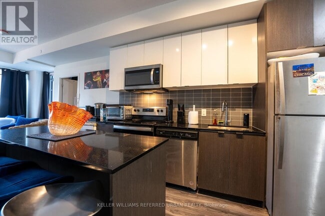 Building Photo - 859 The Queensway