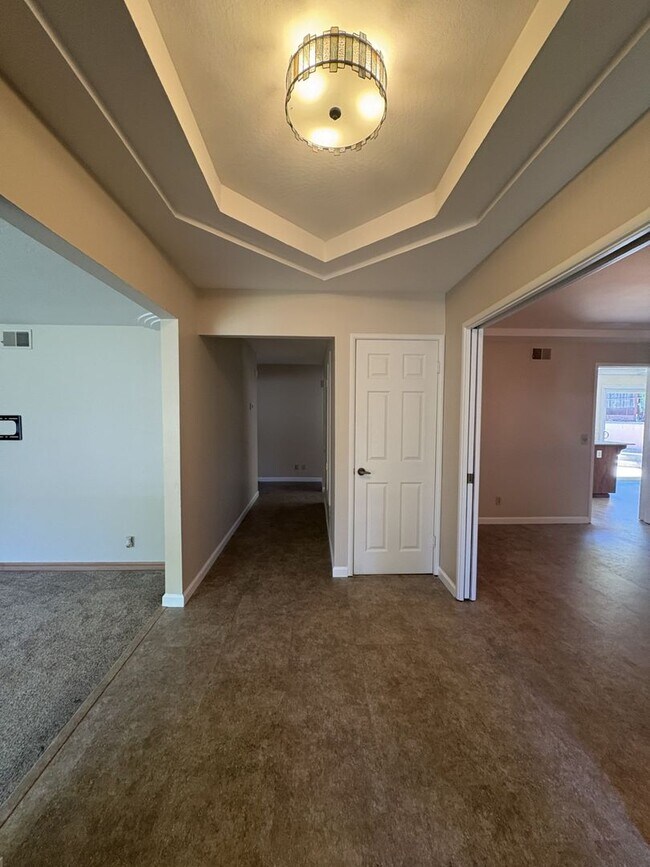 Foto del edificio - Welcome to this beautifully updated single...
