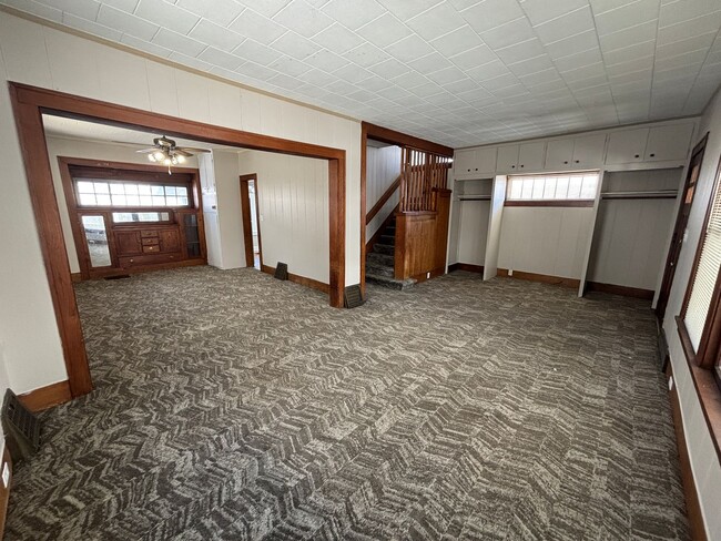 Building Photo - 4 Bedroom, 1 Bathroom home with 2+ car gar...