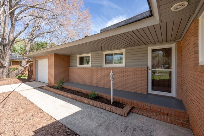 Foto del edificio - Your ideal Greenville home perfectly positioned between vibrant downtown Greenville and charming ...