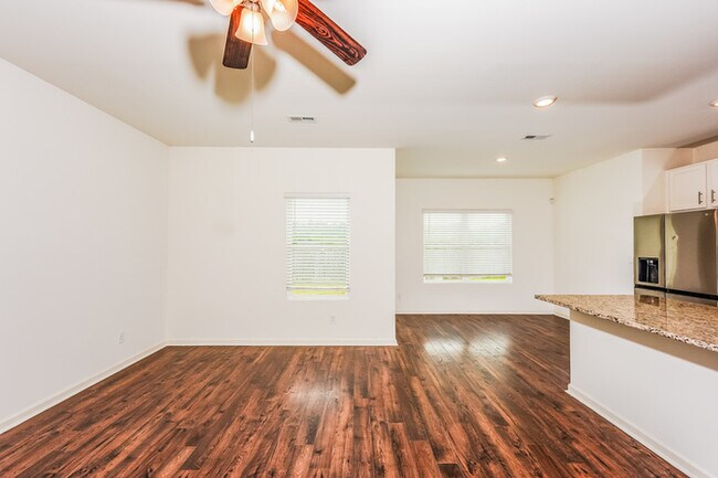 Foto del edificio - 5587 Timber Leaf Lp