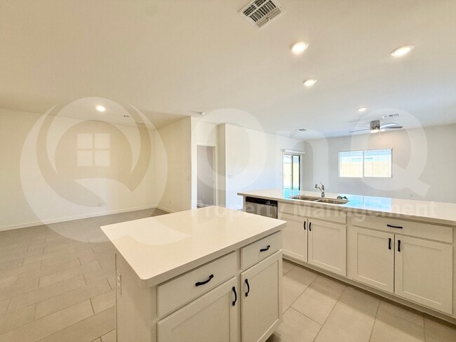 Building Photo - 724 E Ruby Dr