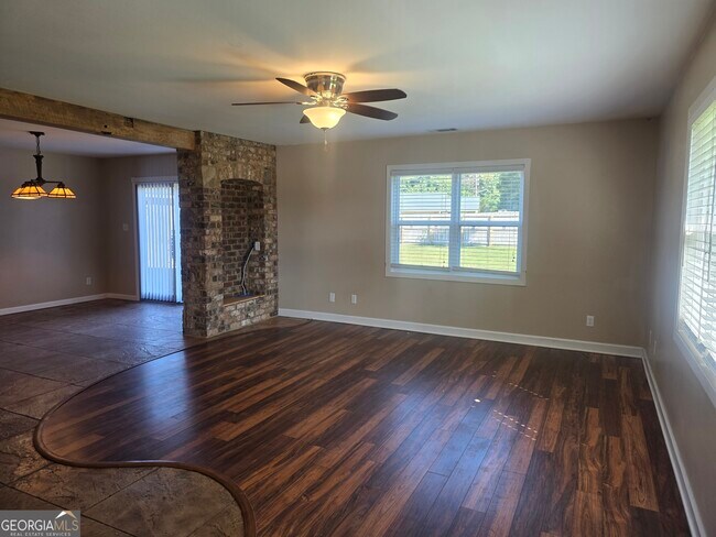 Foto del edificio - 310 W 5th St