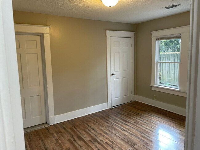 Foto del edificio - Charming 2-Bedroom Home with Spacious Living Areas in East Memphis