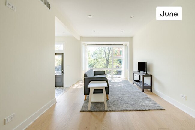 Foto del edificio - ROOM ONLY in 4-bed/2.5-bath Home