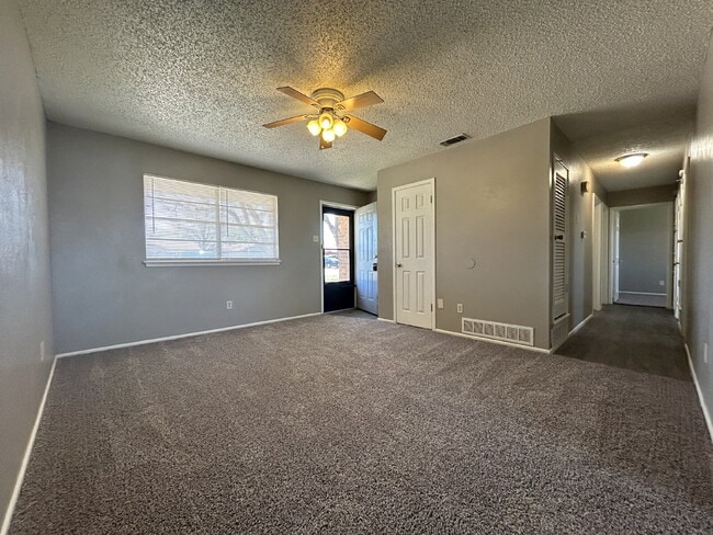 Building Photo - House Located Within Minutes Of Hospital D...