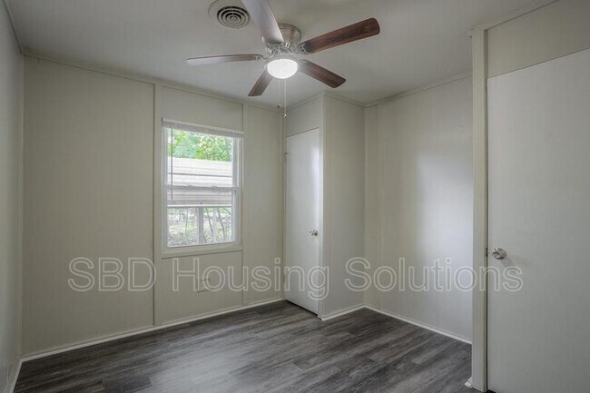 Foto del edificio - 811 NE 46th St