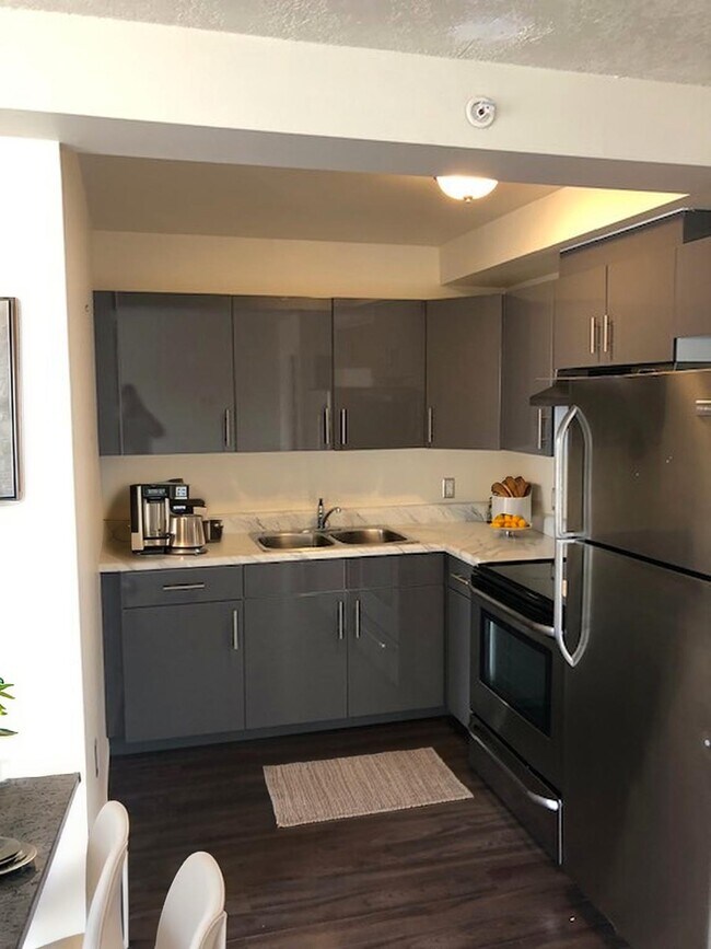 Photo du bâtiment - 570-570 King St W