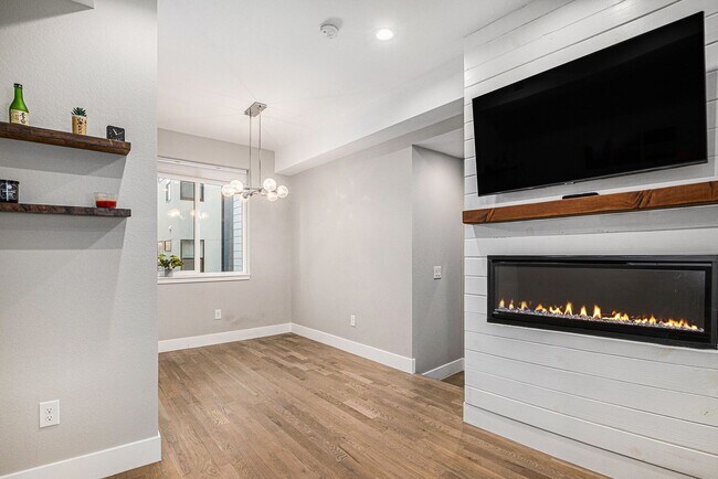 Foto del edificio - 1 Bed 1.5 Bath Townhome in West Highland Available!