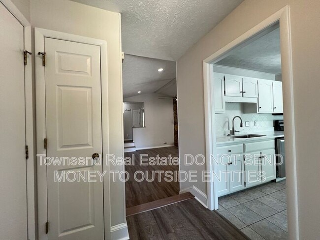 Building Photo - 7108 Calamar Dr