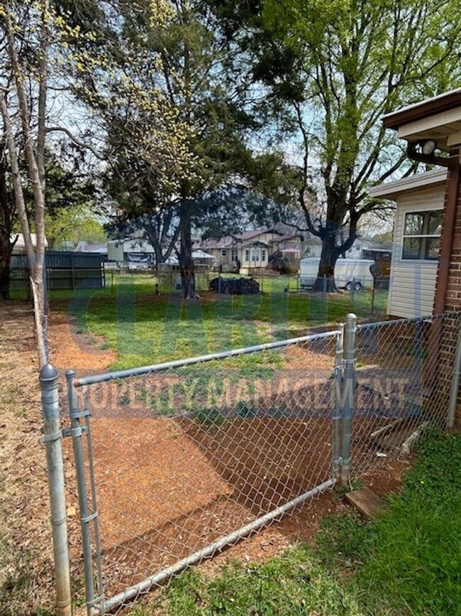 Building Photo - Two bedroom townhome with fenced in backyard!