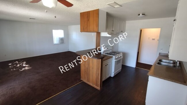 Building Photo - 3 Bedroom & 2 Bathroom Single Story Rental...