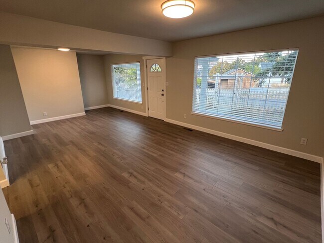 Foto del edificio - NEWLY REMODELED! 3+ bed, 1.5 bath, a/c, d/w, lots of off street parking!