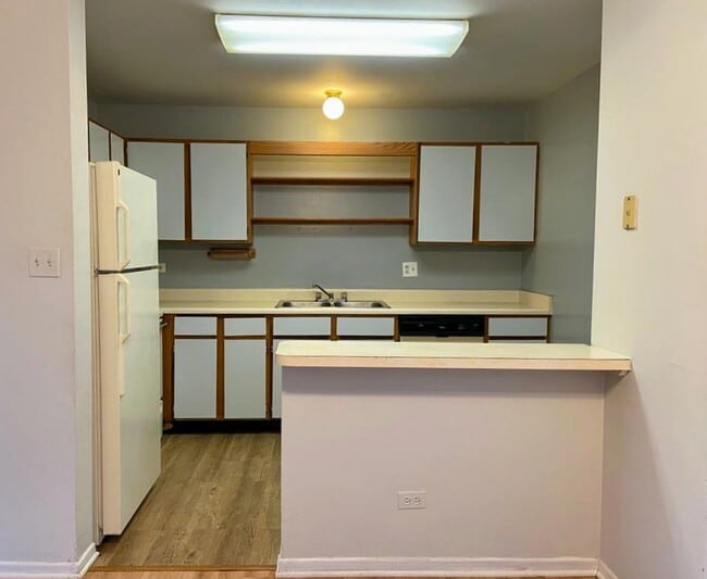 Building Photo - 1348 N Geneva Dr