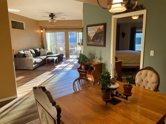 Foto del edificio - Bright & Open 2 Bedroom Condo on West Side