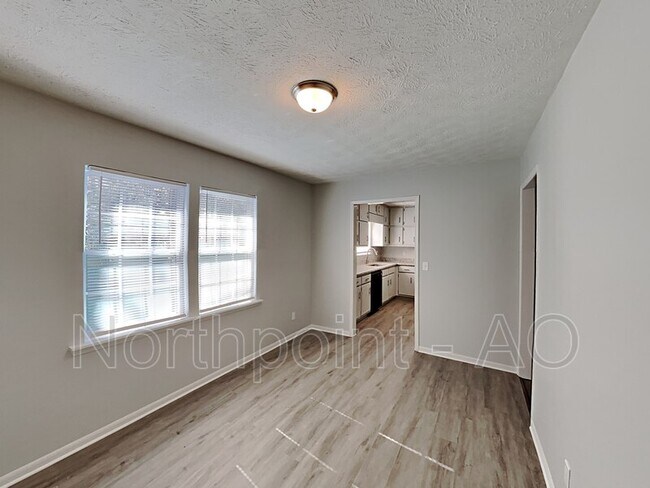 Building Photo - 739 S Carter Dr