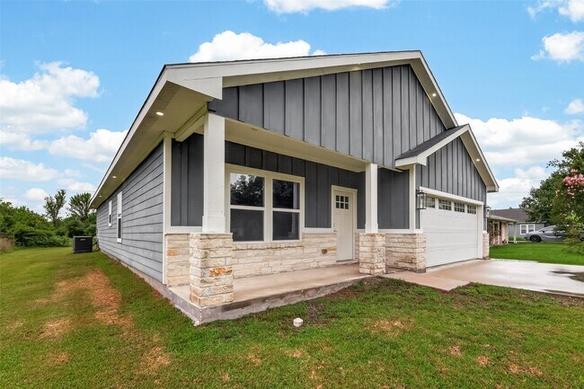 Building Photo - 1343 Alpha Ln