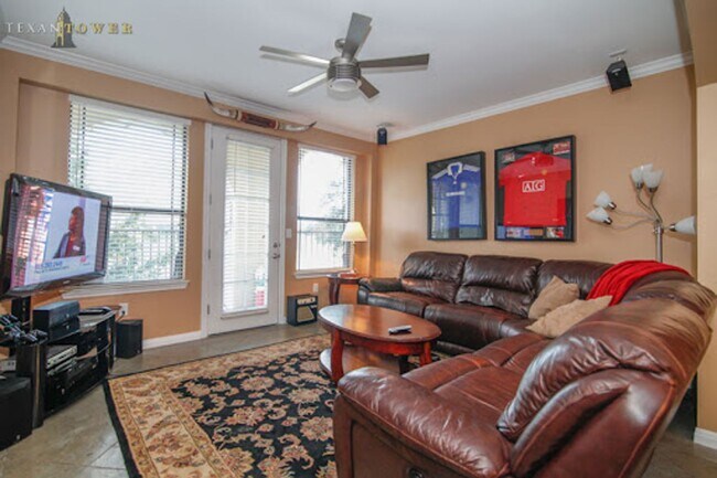 Building Photo - PRELEASE 8/15/2025 3 bed 2 bath