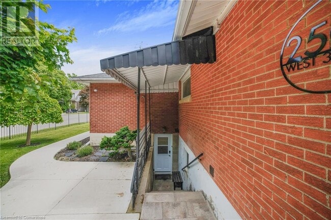 Building Photo - 250 W 31st St