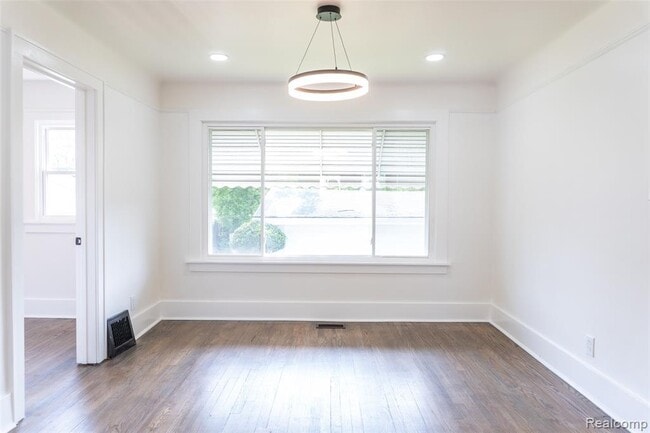 Building Photo - 21200 Collingham Ave