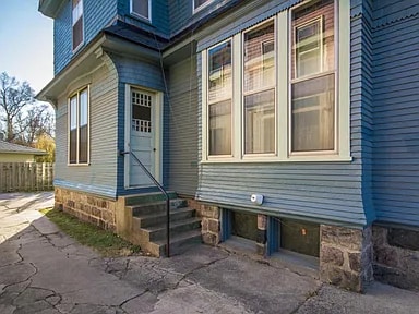 Building Photo - 614 Cherry St SE
