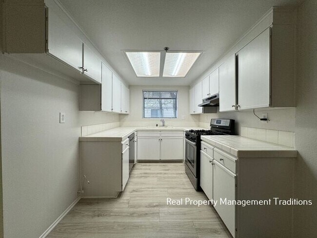 Foto del edificio - 2 + 2 Townhouse in Lancaster