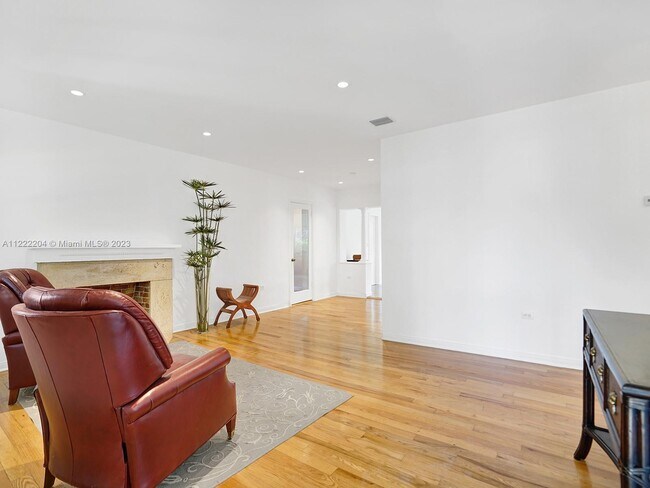 Building Photo - 711 Zamora Ave