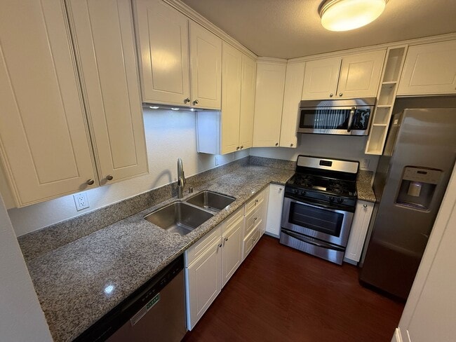 Building Photo - 3 Bedroom townhome for Rent in Canyon Coun...