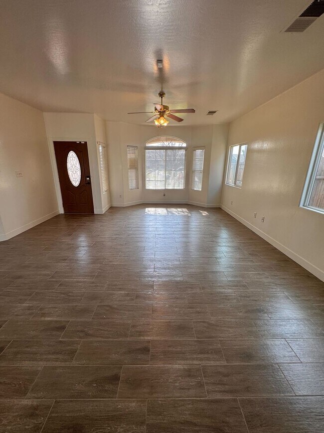 Foto del edificio - Available Now