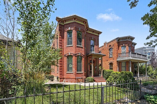 Foto del edificio - Fully Renovated Victorian Townhome in Curtis Park/RiNo | Walk to Dining, Parks & Downtown