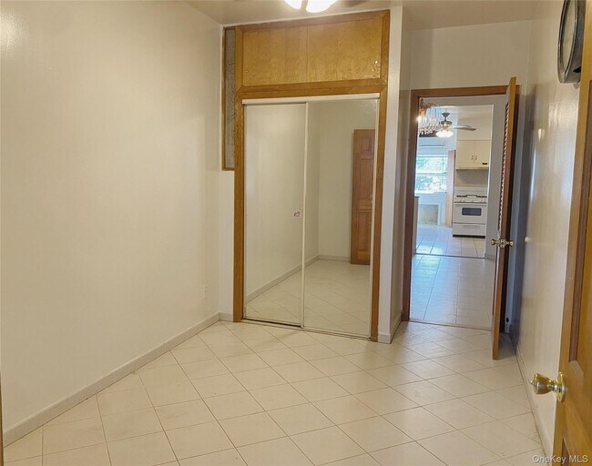Foto del edificio - 74-51 64th Pl