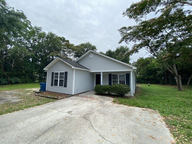 Building Photo - 3 Bedroom, 2 Bath House Available June 1st