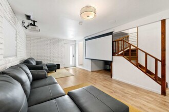 Building Photo - 828 Black Dr