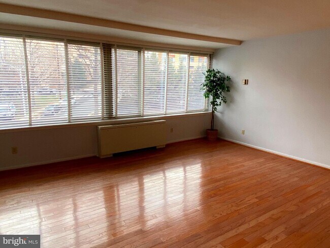 Building Photo - 1210 N Taft St