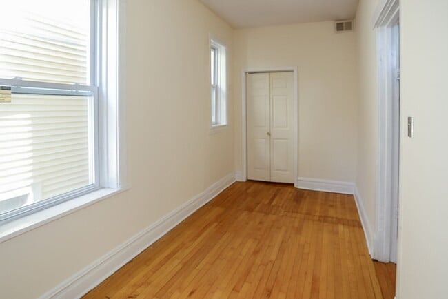 Foto del edificio - 2326 N Southport Ave