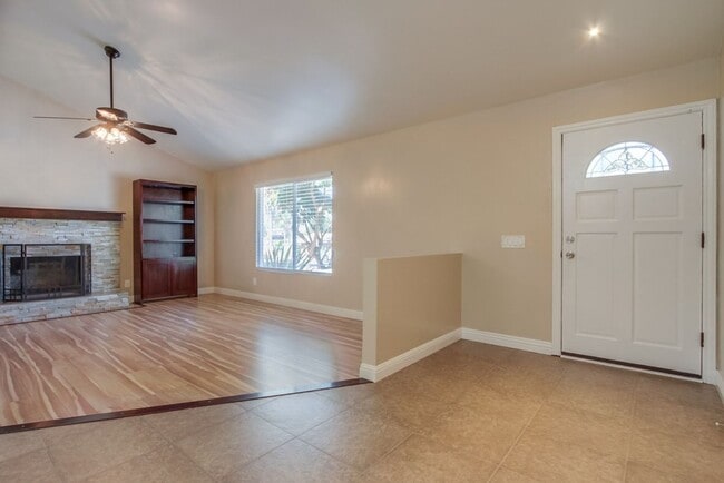 Foto del edificio - Beautiful 3 Bedroom + Den Home in the Foot...