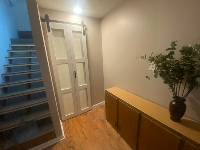 Foyer Entry - 420 Cardigan Cir SW