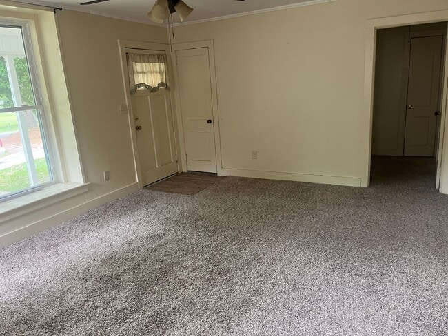 Building Photo - 2 Bed, 1 Bath House