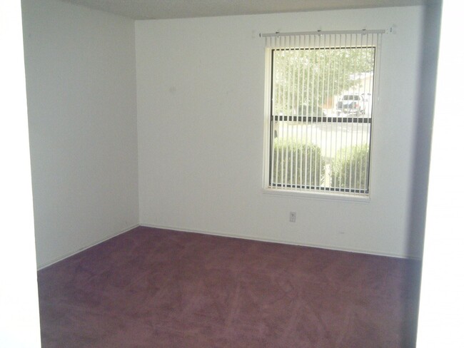 Building Photo - 3 br, 1.5 bath House - 704 Three Cross