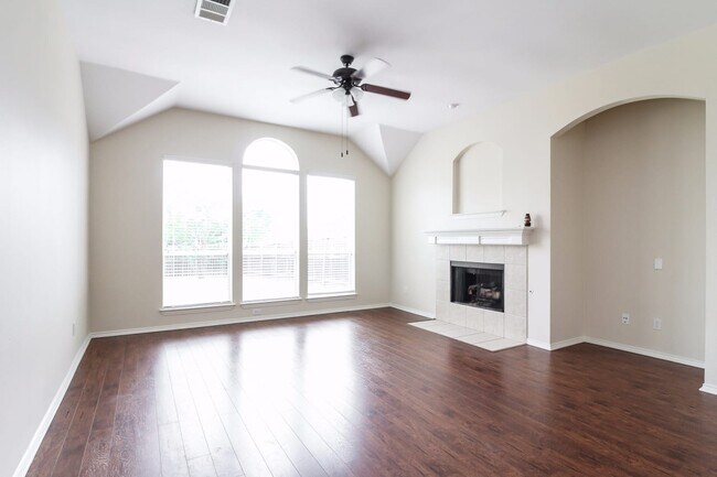 Building Photo - 2560 Daybreak Dr
