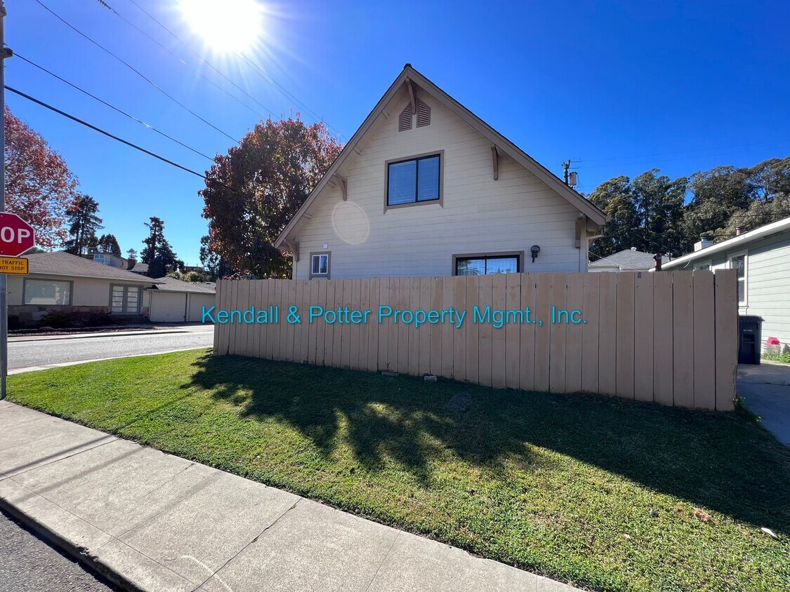 Primary Photo - Fabulous Capitola 3 Bedroom/2 Bathroom Hom...